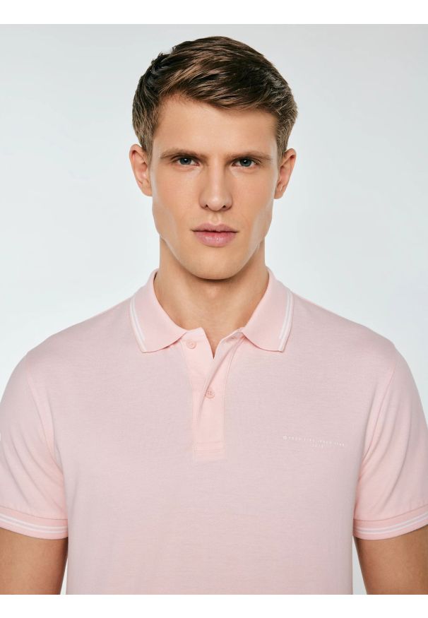 Big-Star - Koszulka męska polo różowa Wladym 601. Okazja: na co dzień. Typ kołnierza: polo. Kolor: różowy. Materiał: dzianina. Wzór: nadruk, jednolity. Styl: klasyczny, casual