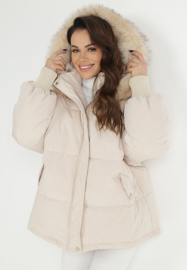 Born2be - Beżowa Kurtka Oversize z Futrzanym Kapturem Vugovi. Kolor: beżowy. Materiał: futro. Długość rękawa: długi rękaw. Długość: długie. Wzór: aplikacja. Sezon: zima