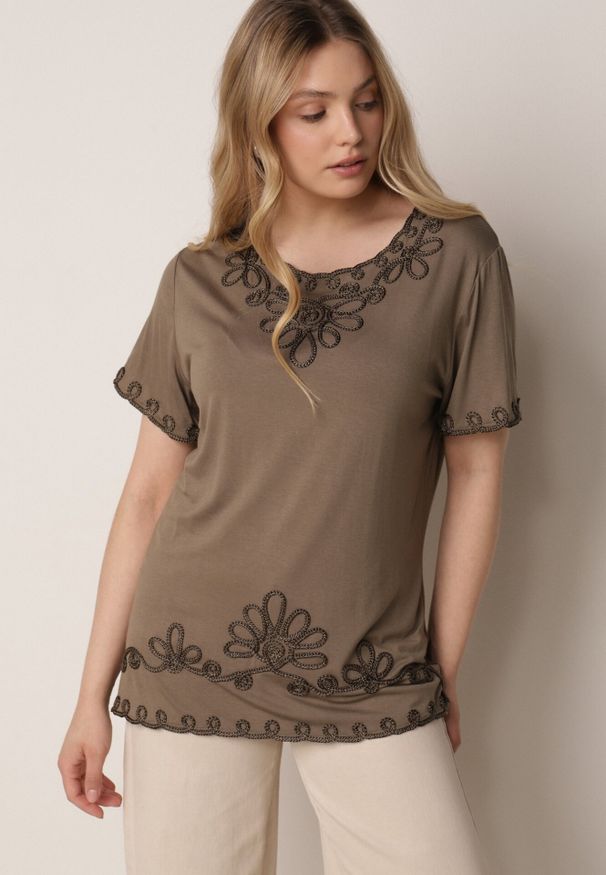 Born2be - Ciemnozielona Wiskozowa Bluzka na Krótki Rękaw z Etno Haftem z Metaliczną Nicią Aiopa. Okazja: do pracy, na co dzień, na spotkanie biznesowe. Kolekcja: plus size. Kolor: zielony. Materiał: wiskoza. Długość rękawa: krótki rękaw. Długość: krótkie. Wzór: haft. Styl: etno