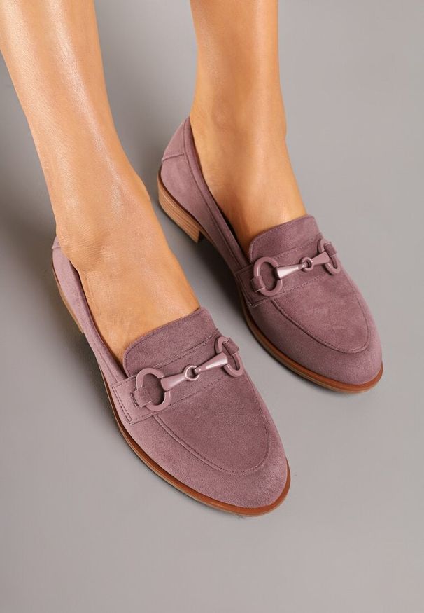 Renee - Jasnofioletowe Mokasyny Vices z Wkładką ze Skóry Naturalnej Zdobione Łańcuszkiem Delariona. Kolor: fioletowy. Materiał: skóra. Wzór: aplikacja. Obcas: na płaskiej podeszwie. Styl: elegancki