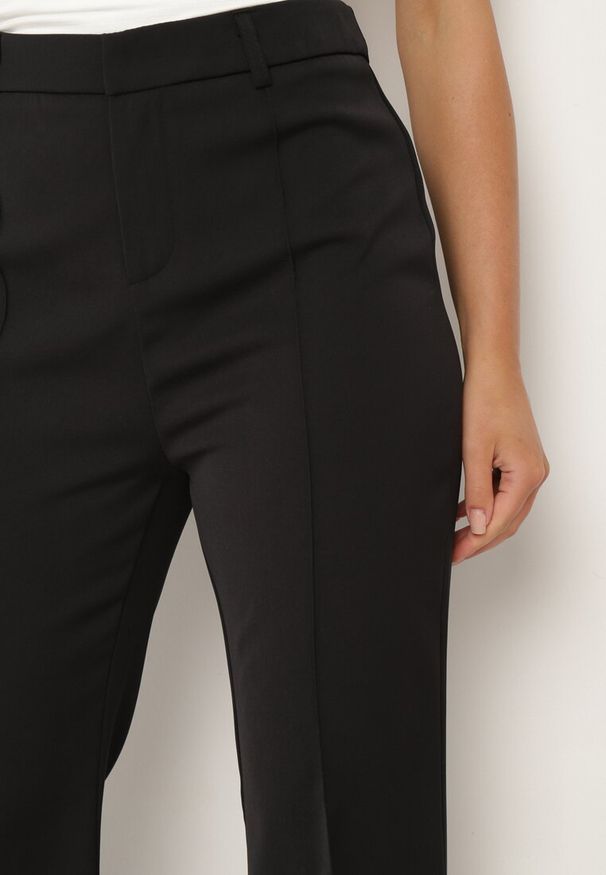 Born2be - Czarne Klasyczne Spodnie Dzwony z Wysokim Stanem Qinna. Okazja: na co dzień. Stan: podwyższony. Kolor: czarny. Długość: długie. Styl: klasyczny