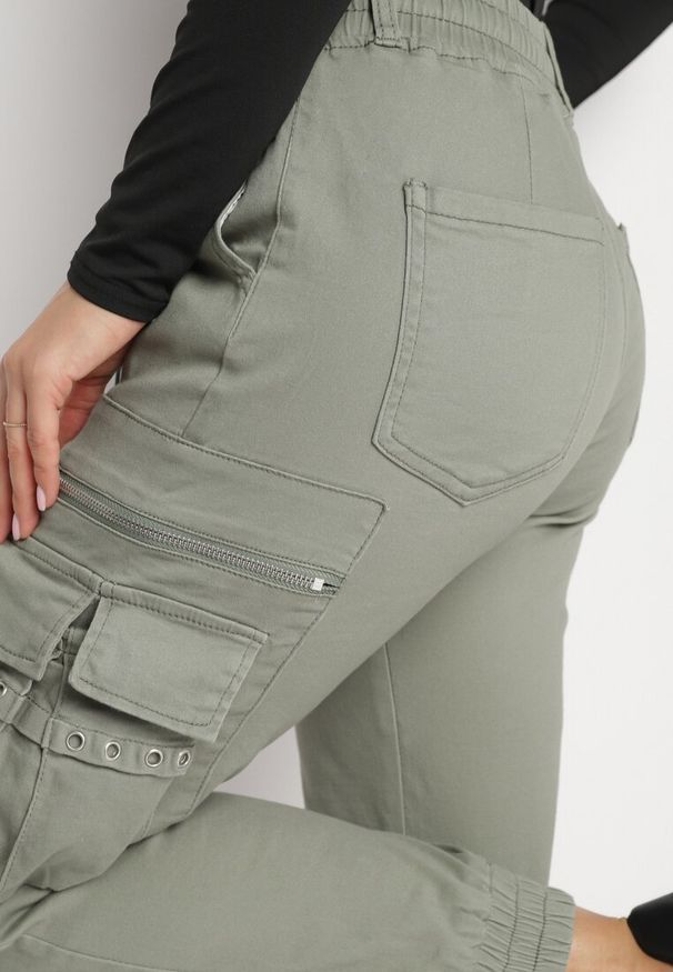 Born2be - Zielone Spodnie Typu Bojówki z Bawełny z Gumką w Pasie i Kieszeniami Quera. Okazja: na co dzień. Kolor: zielony. Materiał: bawełna. Styl: militarny, elegancki, casual