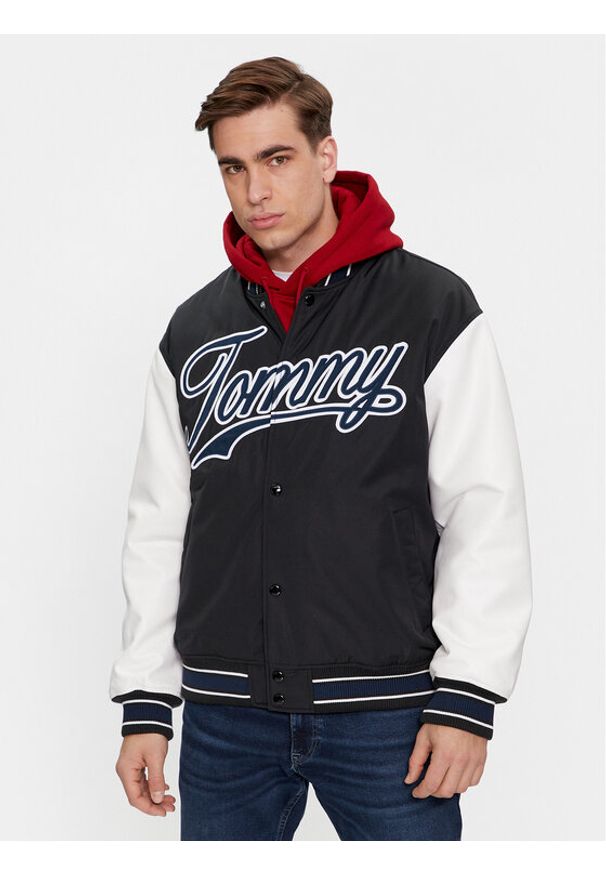 Tommy Jeans Kurtka bomber Letterman DM0DM17880 Czarny Regular Fit. Kolor: czarny. Materiał: syntetyk