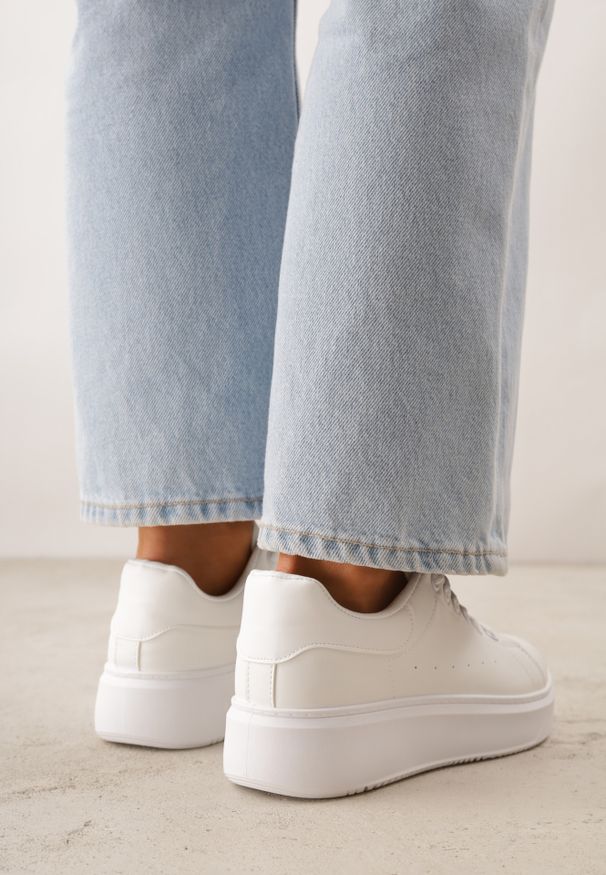 Renee - Białe Sneakersy z Ekoskóry na Grubej Podeszwie ze Sznurowaniem Serizia. Okazja: na co dzień. Zapięcie: sznurówki. Kolor: biały. Materiał: jeans. Obcas: na platformie