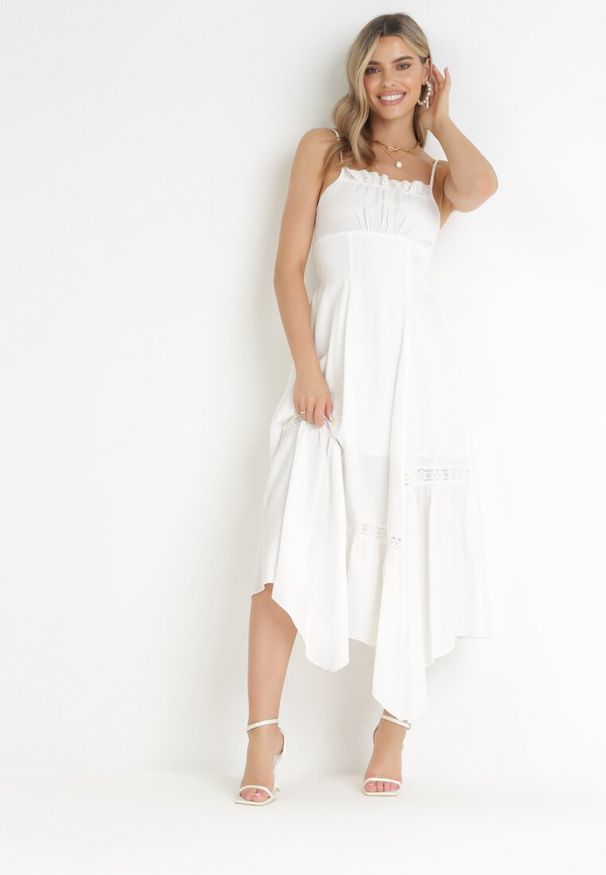 Born2be - Biała Maxi Rozkloszowana Sukienka ze Zdobieniami z Koronki i Troczkiem Elenime. Kolor: biały. Materiał: koronka. Długość rękawa: na ramiączkach. Wzór: aplikacja, koronka. Długość: maxi