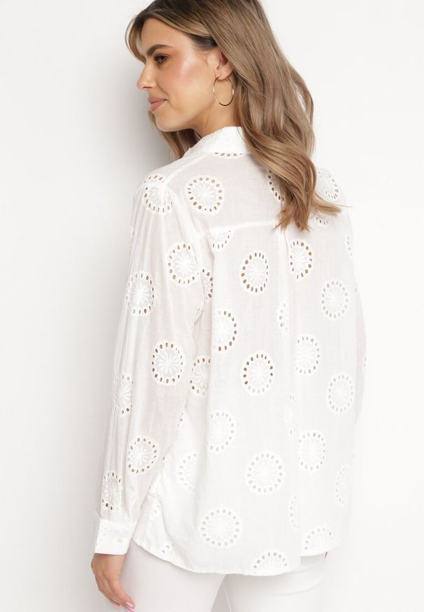 Born2be - Biała Bawełniana Koszula z Haftowanym Wzorem i Cyrkoniami Ilumine. Kolor: biały. Materiał: bawełna. Wzór: haft