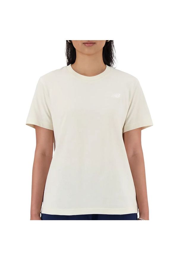 Koszulka damska New Balance WT41509LIN - beżowa. Kolor: beżowy. Materiał: materiał, bawełna. Długość rękawa: krótki rękaw. Długość: krótkie. Wzór: napisy