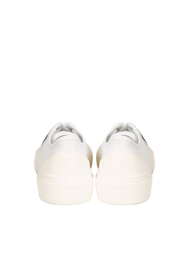 Love Moschino Trampki | JA15012G1LIA0 | Kobieta | Biały. Okazja: na co dzień. Kolor: biały. Materiał: skóra. Styl: elegancki, casual, klasyczny