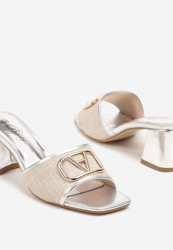Born2be - Srebrne Eleganckie Klapki na Słupku Zdobione Metaliczną Aplikacją Tillindira. Nosek buta: otwarty. Kolor: srebrny. Materiał: jeans. Wzór: aplikacja. Sezon: lato. Obcas: na słupku. Styl: elegancki