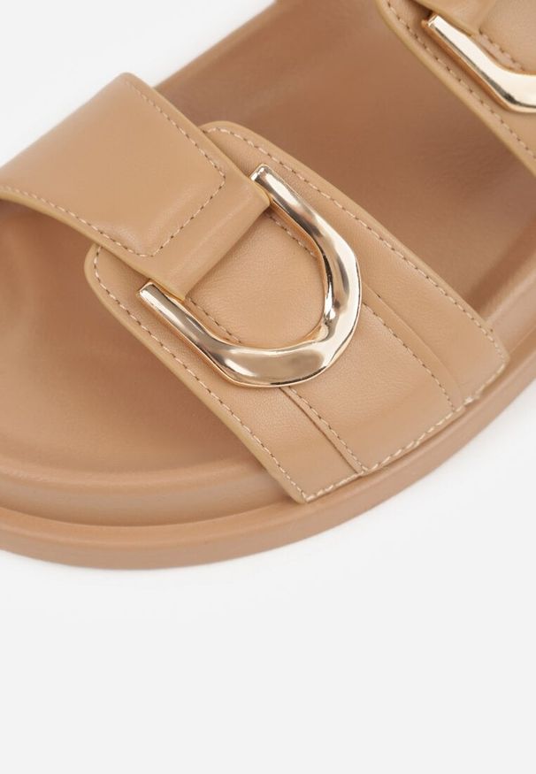 Renee - Ciemnobeżowe Klapki z Metalicznymi Klamrami Eudare. Kolor: beżowy. Sezon: lato. Styl: elegancki