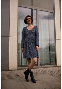 MOODO - Sukienka w kwiatki granatowa. Kolor: niebieski. Materiał: elastan, poliester. Wzór: kwiaty