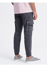 Ombre Clothing - Męskie spodnie JOGGERY z zapinanymi kieszeniami cargo - grafitowe V3. Okazja: na co dzień. Kolor: szary. Materiał: elastan, bawełna. Wzór: aplikacja. Styl: casual #10