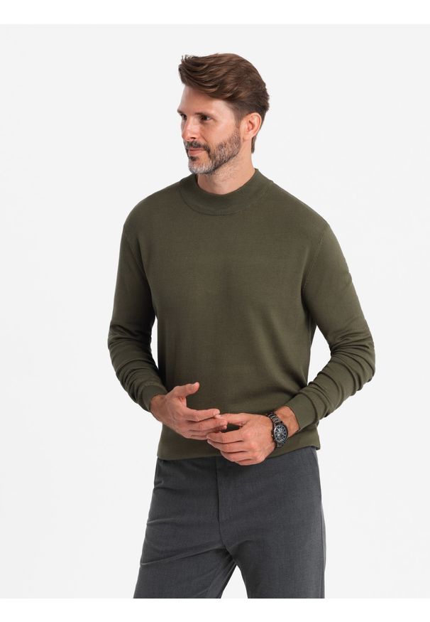 Ombre Clothing - Półgolf dzianinowy męski z wiskozą – ciemnooliwkowy V7 - Rozmiar: XL. Okazja: na co dzień. Kolor: kremowy. Materiał: wiskoza, dzianina. Wzór: gładki, jednolity. Styl: klasyczny, casual, elegancki