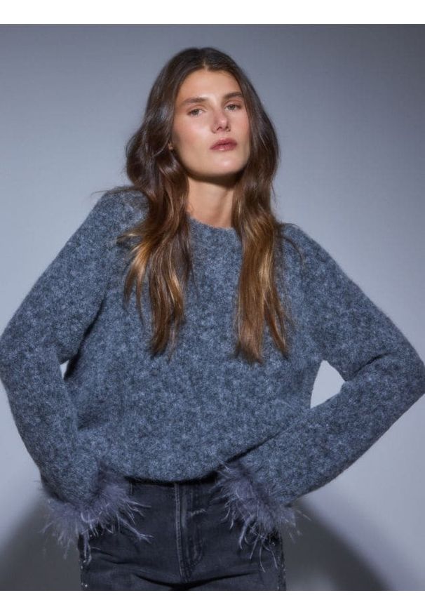 Reserved - Sweter z ozdobnym detalem - szary. Kolor: szary. Materiał: wełna, dzianina