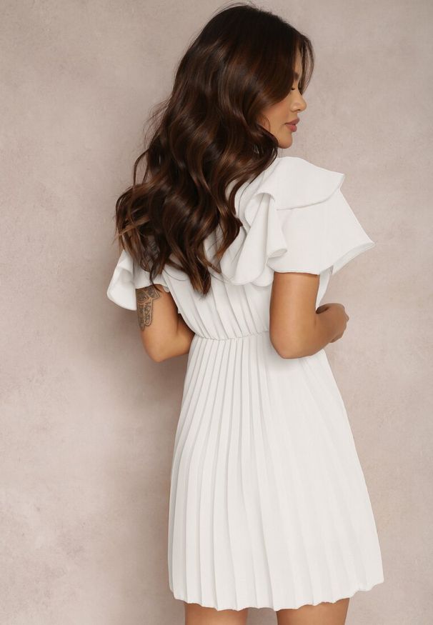 Renee - Biała Sukienka Haidiolea. Kolor: biały. Długość rękawa: krótki rękaw. Wzór: aplikacja. Typ sukienki: kopertowe. Styl: wizytowy. Długość: mini