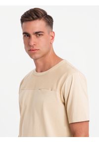 Ombre Clothing - T-shirt męski LOOSE FIT z kieszonką – beżowy V1. Okazja: na co dzień. Kolor: beżowy. Materiał: prążkowany, bawełna. Wzór: aplikacja. Styl: klasyczny, casual #4