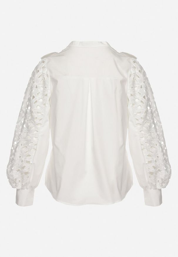 Born2be - Biała Koszula z Falbanką i Ażurowymi Rękawami Phaelin. Kolor: biały. Wzór: ażurowy