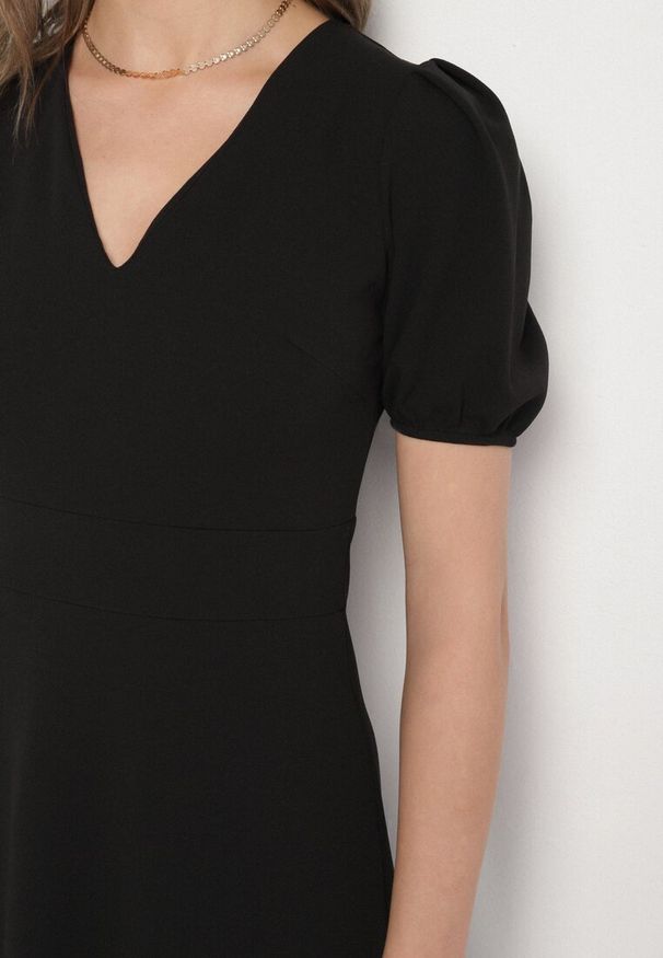 Born2be - Czarna Sukienka Rozkloszowana z Trójkątnym Dekoltem Efralinae. Okazja: na spacer, na imprezę. Kolor: czarny. Sezon: lato. Typ sukienki: rozkloszowane. Styl: klasyczny, elegancki