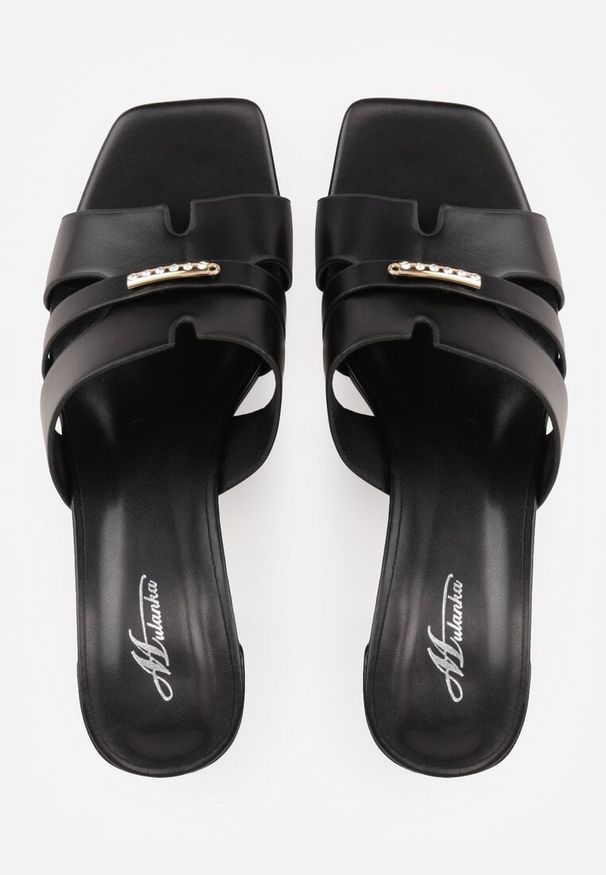 Renee - Czarne Klapki na Słupku z Kwadratowym Noskiem i Ozdobnymi Wycięciami Daerika. Okazja: na co dzień. Kolor: czarny. Materiał: koronka. Wzór: aplikacja. Obcas: na słupku. Styl: casual