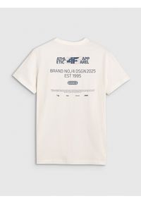 4f - T-shirt regular z nadrukiem męski - biały. Okazja: na co dzień. Kolor: biały. Materiał: bawełna, jersey, dzianina. Długość rękawa: krótki rękaw. Długość: krótkie. Wzór: nadruk. Styl: sportowy, casual, klasyczny