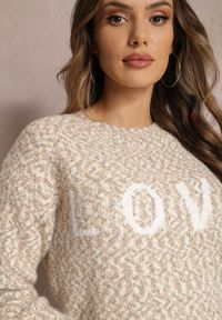 Renee - Beżowy Sweter z Ozdobnym Napisem Wykończony Ściągaczami Minisoji. Kolor: beżowy. Materiał: wiskoza, elastan. Wzór: napisy
