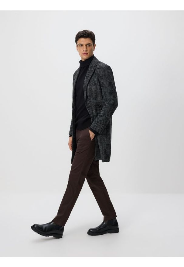 Reserved - Bawełniane spodnie chino slim - ciemnobrązowy. Kolor: brązowy. Materiał: bawełna