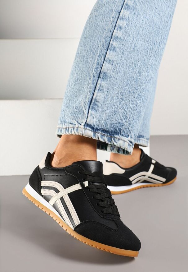 Born2be - Czarne Sneakersy w Stylu Kultowych Tenisówek z Ozdobnymi Przeszyciami Wendiva. Okazja: na co dzień. Zapięcie: sznurówki. Kolor: czarny. Materiał: jeans. Obcas: na obcasie. Wysokość obcasa: niski