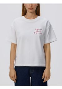 Reserved - T-shirt z haftem - złamana biel. Materiał: dzianina, bawełna. Wzór: haft