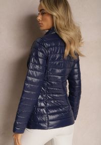 Renee - Granatowa Przejściowa Kurtka Pikowana z Zasuwanymi Kieszeniami Asethalia. Typ kołnierza: bez kaptura. Kolor: niebieski. Materiał: jeans. Wzór: aplikacja. Styl: klasyczny #4