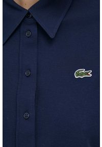 Lacoste koszula bawełniana damska kolor granatowy regular z kołnierzykiem klasycznym. Typ kołnierza: kołnierzyk klasyczny. Kolor: niebieski. Materiał: bawełna. Długość rękawa: długi rękaw. Długość: długie. Styl: klasyczny #3