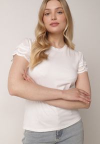 Born2be - Biały Bawełniany T-shirt z Koronkowymi Rękawami Carilynore. Okazja: na co dzień. Kolor: biały. Materiał: bawełna, koronka. Styl: elegancki, klasyczny, casual #6
