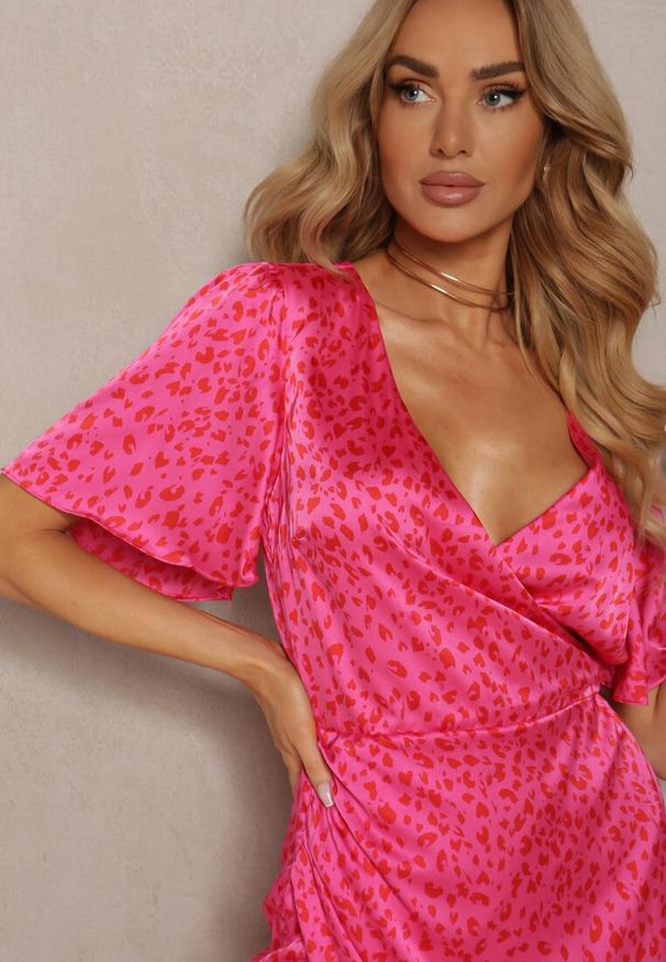 Renee - Fuksjowa Sukienka z Kopertowym Dekoltem z Gumką w Talii Ozdobiona Marszczeniem Pasolia. Okazja: na co dzień. Kolor: różowy. Wzór: aplikacja. Typ sukienki: kopertowe. Styl: casual, elegancki