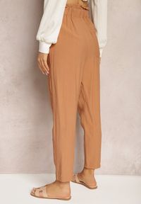 Renee - Brązowe Klasyczne Spodnie z Elastyczną Talią Paper Bag Targea. Stan: podwyższony. Kolor: brązowy. Styl: klasyczny #5