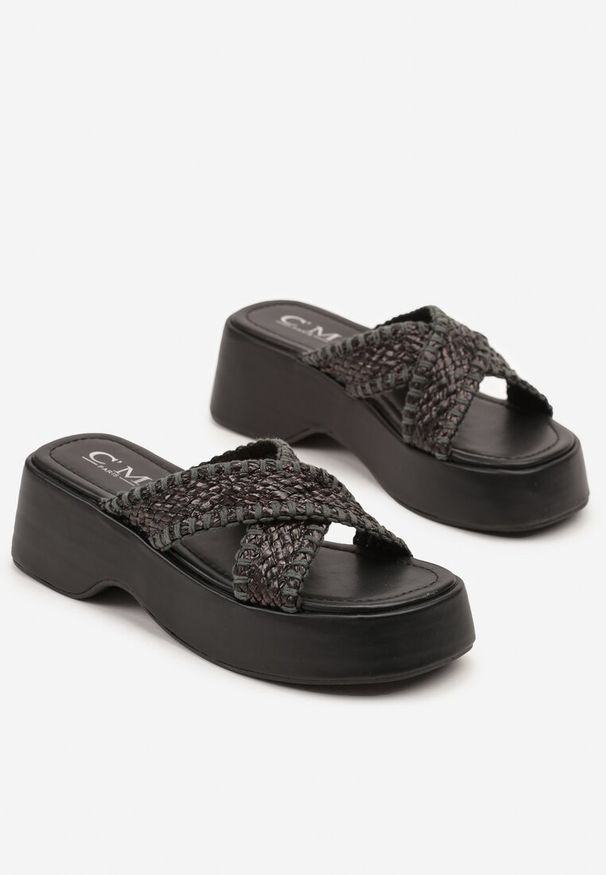 Renee - Czarne Klapki z Plecionymi Paskami w Kształcie X Cedelli. Okazja: na co dzień. Kolor: czarny. Wzór: paski. Obcas: na koturnie. Styl: boho, casual