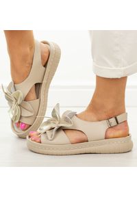 Beżowe skórzane sandały damskie Jezzi 18-33. Okazja: na co dzień. Kolor: beżowy. Materiał: skóra. Wzór: kwiaty, aplikacja. Sezon: wiosna, lato. Styl: casual, klasyczny, elegancki #1