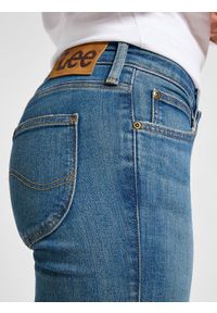 Lee - LEE DAMSKIE SPODNIE JEANSOWE LEE SCARLETT MID DUST 112355242