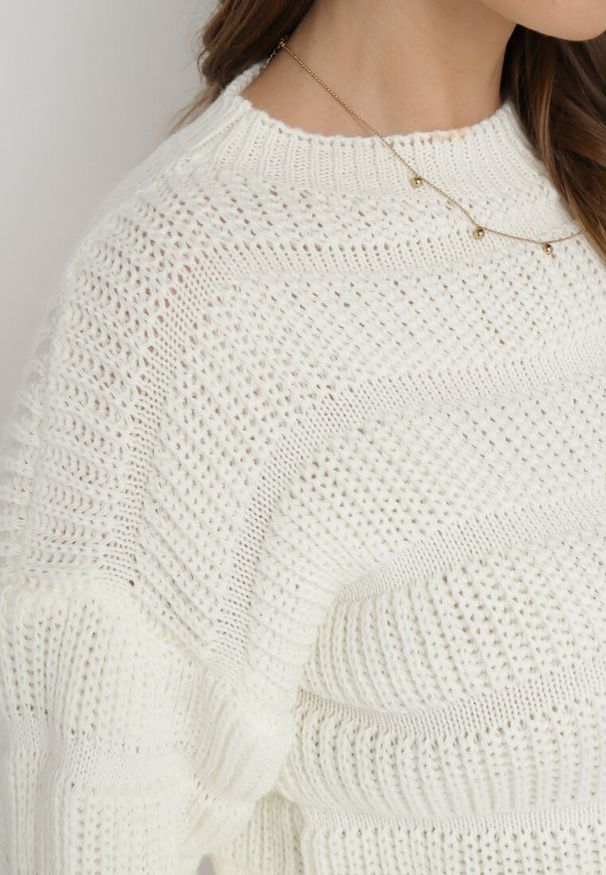 Born2be - Jasnobeżowy Sweter o Krótkim Fasonie z Luźnymi Rękawami Hejlla. Kolor: beżowy. Materiał: materiał. Długość: krótkie. Sezon: zima, jesień