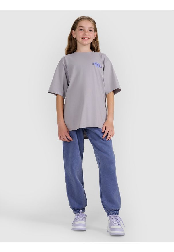 4f - 4F T-shirt oversize z nadrukiem dziewczęcy - szary 122 (6-7 lat). Kolor: szary. Materiał: skóra. Wzór: nadruk. Sezon: lato
