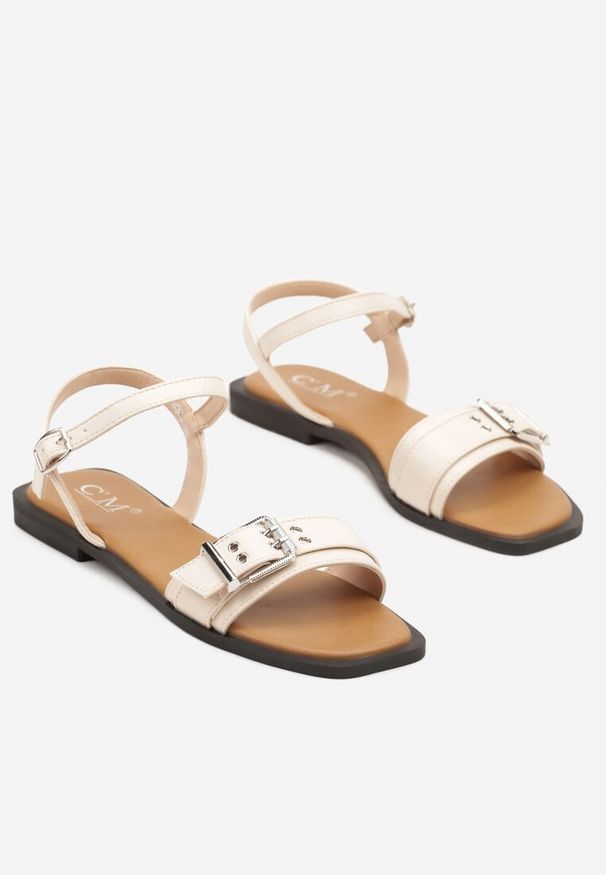 Born2be - Beżowe Sandały na Płaskiej Podeszwie Zdobione Klamerką i Nitami Zellevia. Okazja: na co dzień. Kolor: beżowy. Materiał: jeans. Wzór: aplikacja. Sezon: lato. Obcas: na płaskiej podeszwie. Styl: casual, elegancki, klasyczny