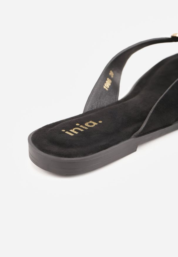 Renee - Czarne Japonki Płaskie w Stylu Boho z Metalicznym Akcentem Nephe. Okazja: na co dzień. Kolor: czarny. Materiał: len. Sezon: lato. Styl: boho