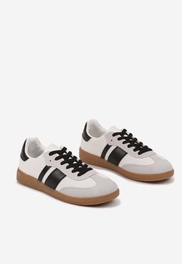 Renee - Biało-Czarne Sneakersy na Kauczukowej Podeszwie Ozdobione Paskami Emidi. Okazja: na co dzień. Zapięcie: pasek. Kolor: biały. Materiał: kauczuk. Szerokość cholewki: normalna. Wzór: aplikacja. Obcas: na obcasie, na płaskiej podeszwie. Wysokość obcasa: niski