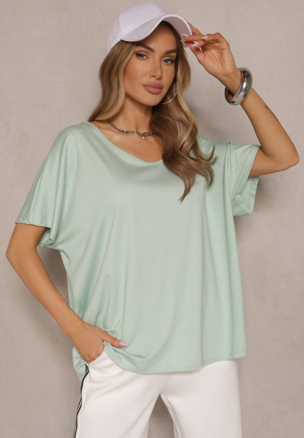 Renee - Jasnozielony T-shirt z Wiskozą w Stylu Nietoperza Liofala. Okazja: na co dzień. Kolor: zielony. Materiał: wiskoza. Styl: elegancki, casual