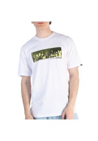 Koszulka Vans Epitome VN000HFSWHT1 - biała. Kolor: biały. Materiał: bawełna, materiał. Długość rękawa: krótki rękaw. Długość: krótkie. Wzór: aplikacja #1