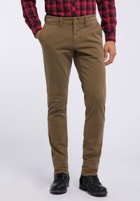 Mustang - MUSTANG CLASSIC CHINO MĘSKIE SPODNIE MATERIAŁOWE BROWN 1008451 6427. Materiał: materiał