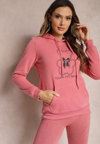 Renee - Różowa Bluza Kangurka ze Ściągaczami z Nadrukiem i Polarem Simunsa. Kolor: różowy. Materiał: polar. Wzór: nadruk. Styl: klasyczny