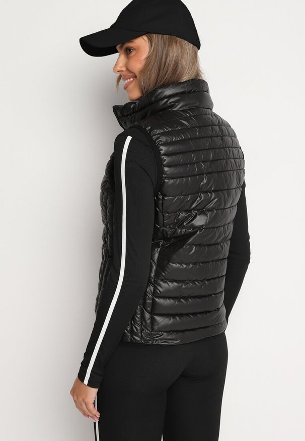 Born2be - Czarna Kamizelka Pikowana z Kieszonkami i Wysokim Kołnierzem Kendiana. Kolor: czarny