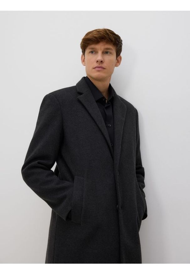 Reserved - Elegancki płaszcz z kołnierzem - czarny. Kolor: czarny. Materiał: materiał. Wzór: gładki. Styl: elegancki