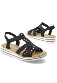 Sandały damskie Rieker, cholewka ze skóry ekologicznej z ażurowym wzorem elastyczne paski płaska podeszwa, czarne, V0646-00. Okazja: na co dzień. Zapięcie: pasek. Kolor: czarny. Materiał: skóra ekologiczna. Wzór: ażurowy, paski. Sezon: lato. Obcas: na płaskiej podeszwie. Styl: casual, klasyczny, elegancki #2