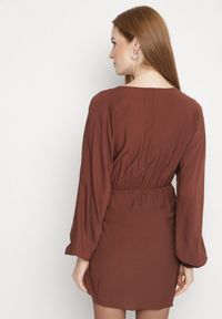 Born2be - Brązowa Wiskozowa Sukienka Kopertowa z Wiązaniem i Bufiastymi Rękawami Onevia. Okazja: na co dzień. Kolor: brązowy. Materiał: wiskoza. Typ sukienki: kopertowe. Styl: casual, klasyczny #3