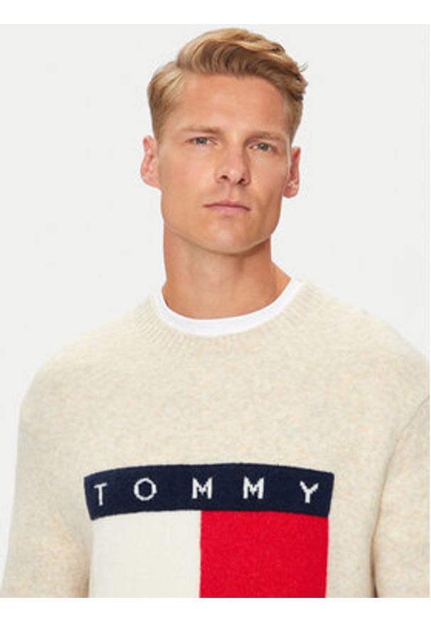 Tommy Jeans Sweter Flag DM0DM19442 Beżowy Regular Fit. Kolor: beżowy. Materiał: syntetyk
